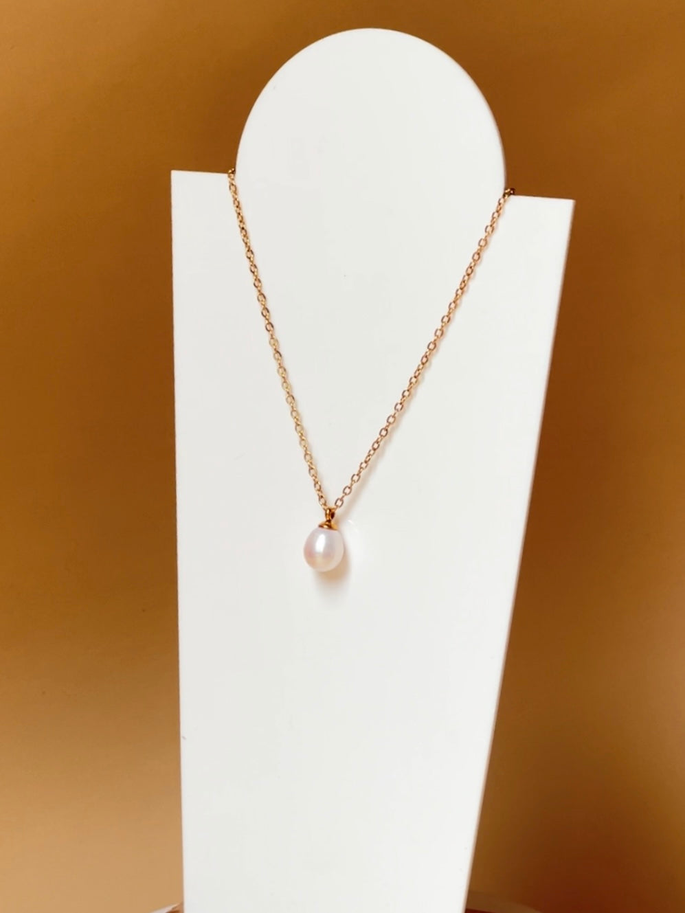 Oval pearl necklace